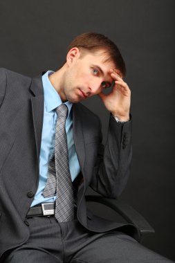 genç işadamı ton siyah arka plan