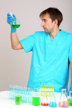 Oda arka plan üzerinde araştırma sırasında assayer