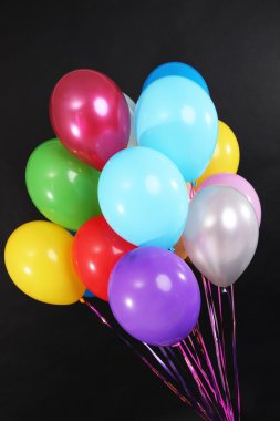 siyah üzerine izole birçok parlak balonlar