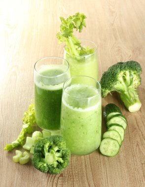 Yeşil sebze suyu gözlük