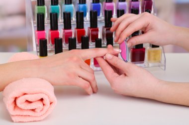 Manikür sürecinde Güzellik Salonu