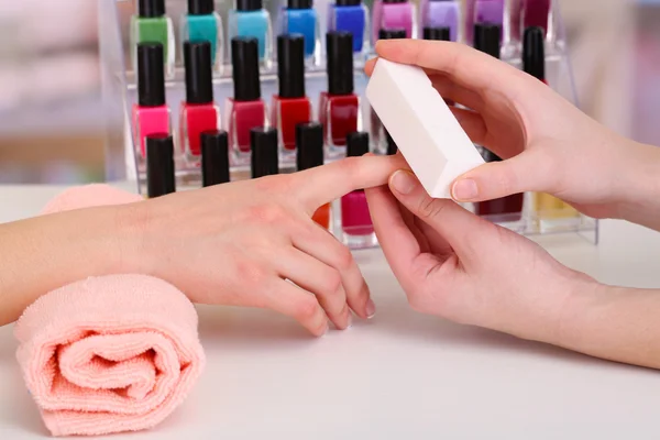 Proceso de manicura en salón de belleza — Foto de Stock