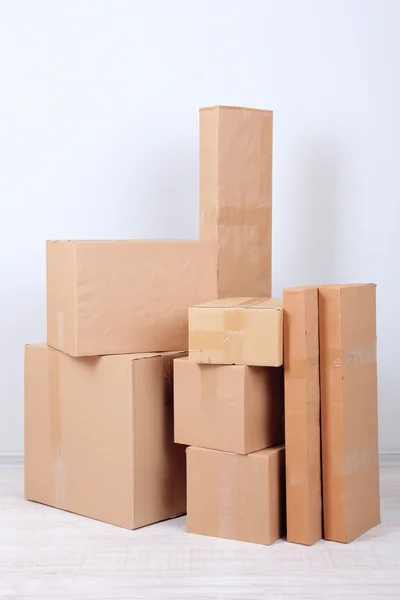 Különböző karton dobozok, a szobában — Stock Fotó