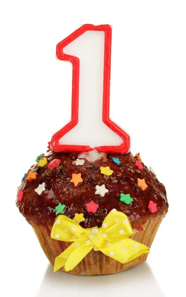 Cupcake di compleanno con glassa al cioccolato isolata su bianco — Foto Stock