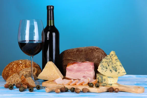Изысканный натюрморт из вина, сыра и мясных продуктов — стоковое фото