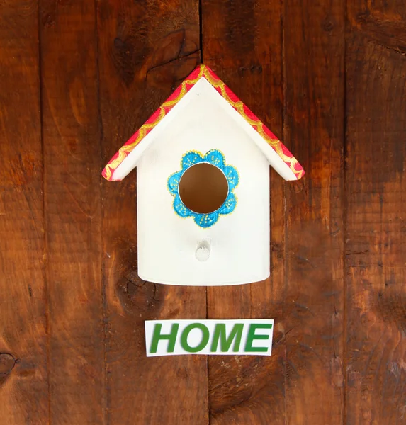 Caja de anidación decorativa y signo sobre fondo de madera — Foto de Stock