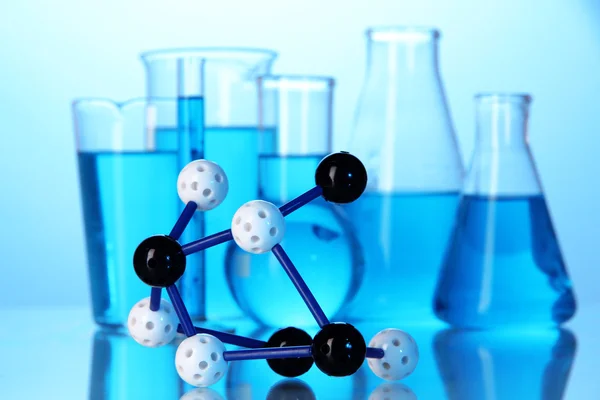 Molekülmodell und Reagenzgläser mit Flüssigkeit — Stockfoto