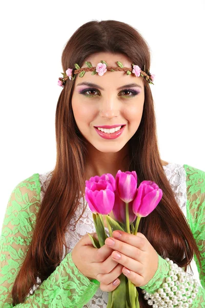 Giovane bella ragazza con ghirlanda decorativa sulla sua testa tenendo mazzo di fiori, isolato su bianco — Foto Stock