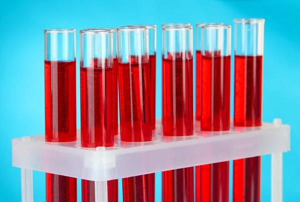 Tubos de ensaio com sangue em laboratório — Fotografia de Stock