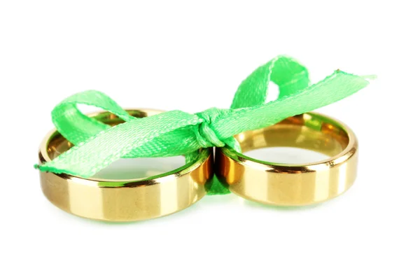 白で隔離されるリボンと結ばれる結婚指輪 — ストック写真