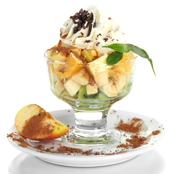 Ensalada de frutas en un plato de helado aislado en blanco — Foto de Stock