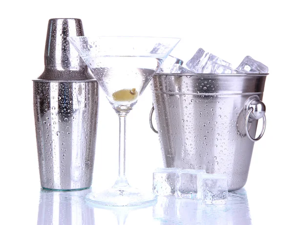 Seau à glace en métal et shaker et cocktail isolé sur blanc — Photo