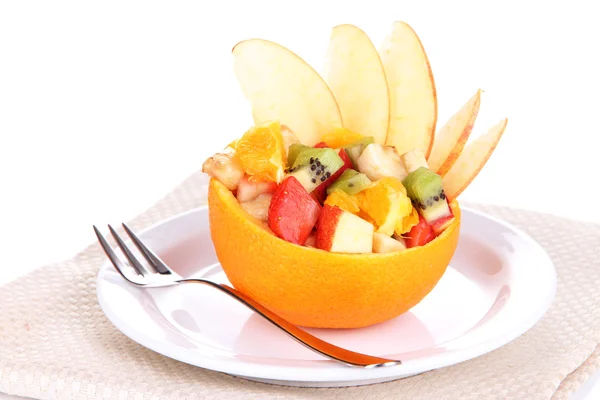 Sałatka owocowa w orange małpo na białym tle — Zdjęcie stockowe