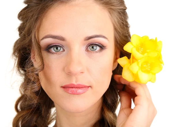 Güzel saç modeli ve çiçekler, üzerinde beyaz izole olan kadın — Stok fotoğraf