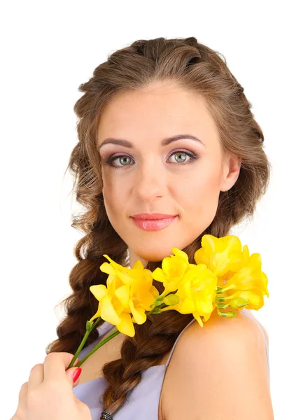 Mladá žena s krásný účes a květiny, izolované na bílém — Stock fotografie