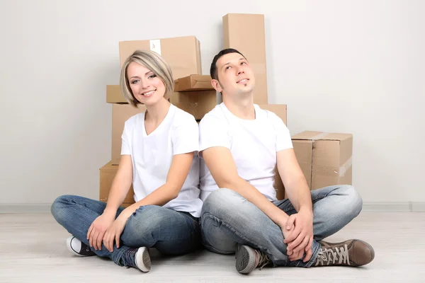 Pareja joven mudándose en casa nueva — Foto de Stock