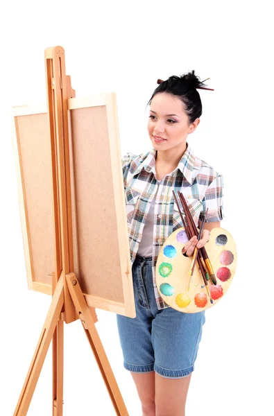 Mooie jonge vrouw schilder op het werk, geïsoleerd op wit — Stockfoto