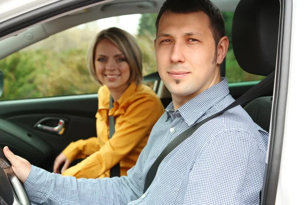 Casal sentado no carro — Fotografia de Stock