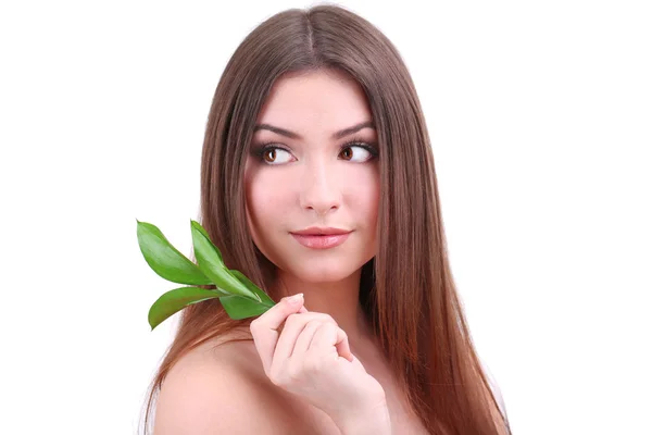 Mooie jonge vrouw met groene bladeren — Stockfoto