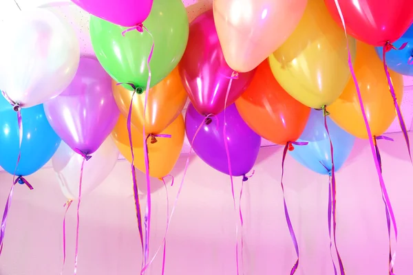 Birçok parlak balonlar tavana yakın çekim altında — Stok fotoğraf