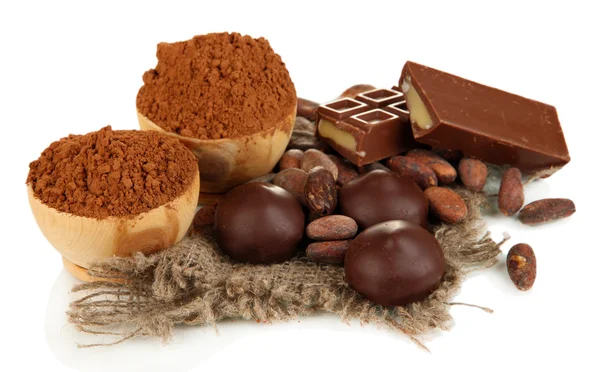 Samenstelling van chocolade snoepjes en cacao, geïsoleerd op wit — Stockfoto