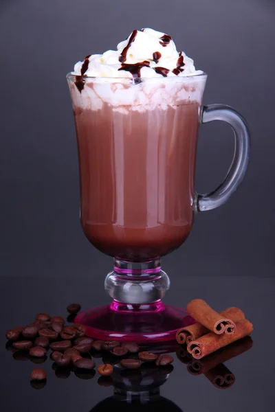 Geschichteter Kaffee in Glas auf Tisch auf grauem Hintergrund — Stockfoto