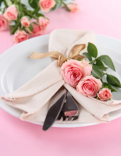 Подается тарелка с салфеткой и розой крупным планом Стоковая Картинка