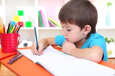 sevimli küçük çocuk albümü içinde çizim