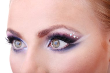 kadın gözleri parlak mavi makyaj ile