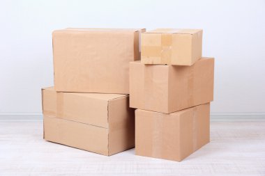 Odada farklı karton kutular