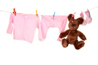 Bebek giysileri üzerinde beyaz izole clothesline üzerinde asılı