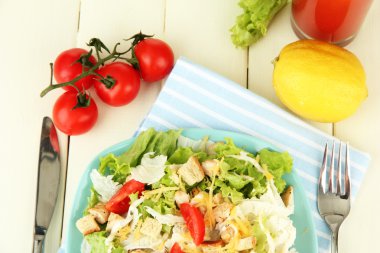 Sezar salatası renk ahşap zemin üzerinde mavi plaka üzerinde