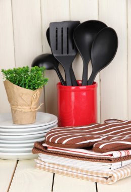 tahta masa üzerinde başka kap, potholders, havlu ve: mutfak ayarları