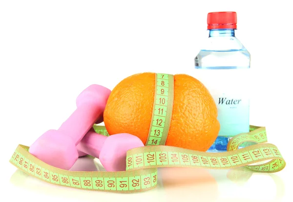 Narancs-mérő szalag, súlyzók és egy üveg víz — Stock Fotó