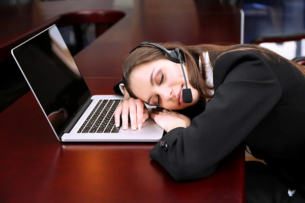 In slaap call center operator op het werk — Stockfoto
