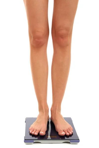 Bose stopy kobiece, stojąc na skali na białym tle — Zdjęcie stockowe