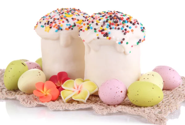 Pastel de Pascua con glaseado de azúcar y huevos aislados en blanco — Foto de Stock