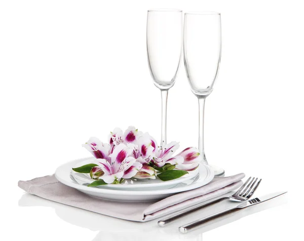 Cenário de mesa festiva com flores isoladas em branco — Fotografia de Stock