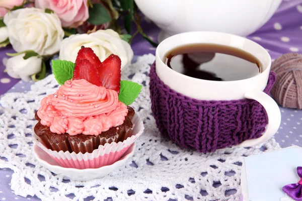 Delicioso belo cupcake na mesa de jantar close-up — Fotografia de Stock