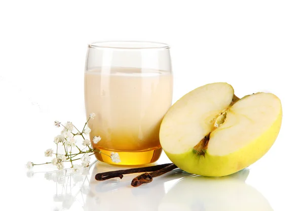 Delizioso yogurt in vetro con mela isolata su bianco — Foto Stock