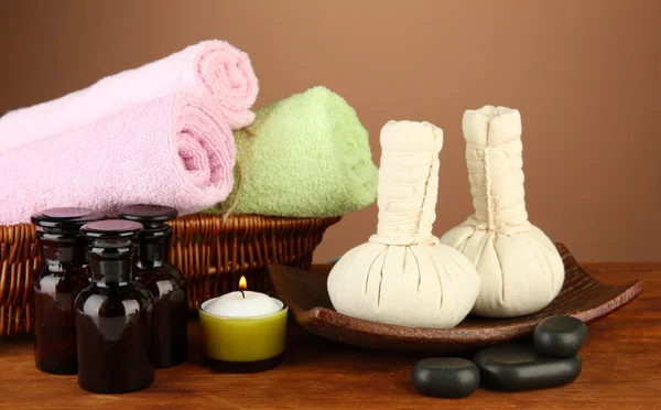 Matériel de spa de massage textile sur fond marron — Photo
