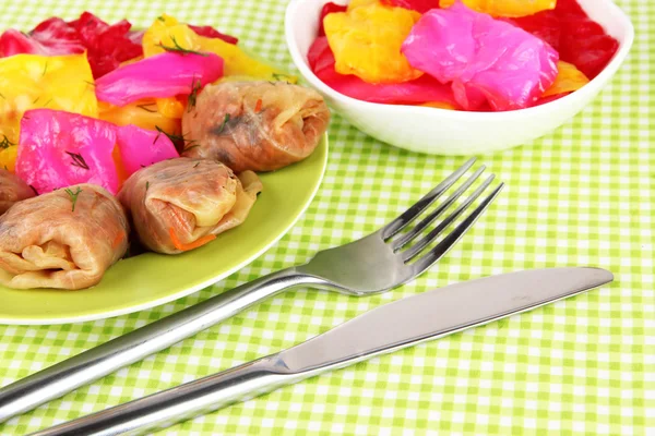 Rollos de col rellenos en primer plano de la mesa —  Fotos de Stock