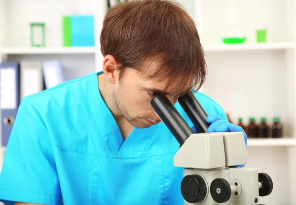 Evaluador durante la investigación sobre el fondo de la habitación — Foto de Stock