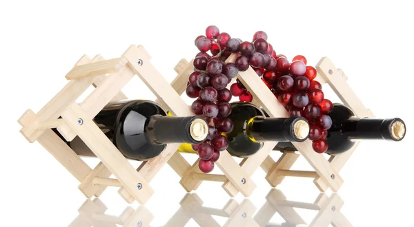 Flessen wijn Geplaatst op houten voet geïsoleerd op wit — Stockfoto