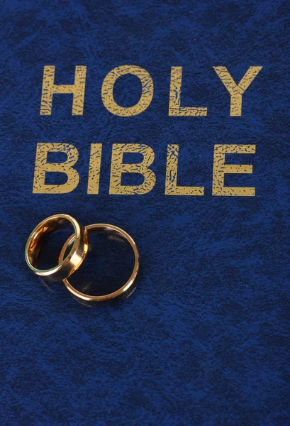 Wedding rings on bible — Stock Photo, Image