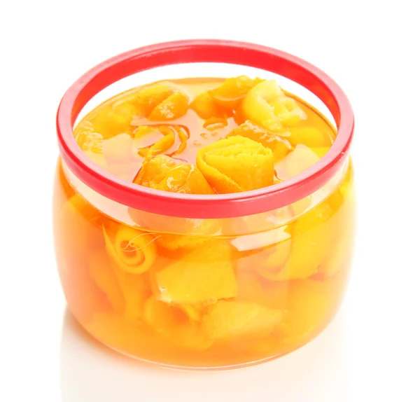 Marmellata di arance con scorza, isolata su bianco — Foto Stock