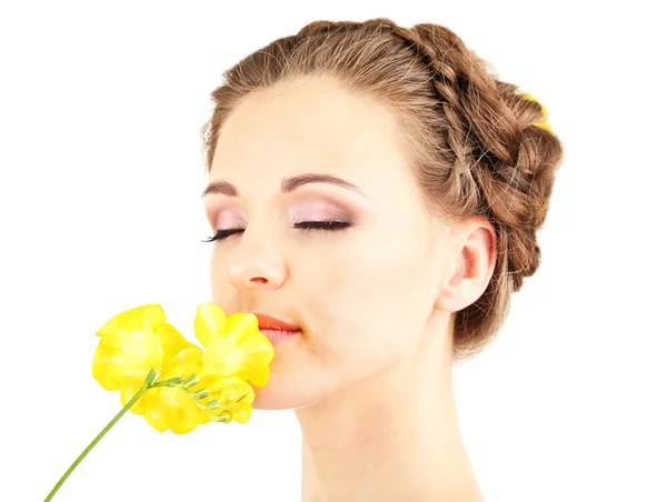 Junge Frau mit Frisur und Blumen — Stockfoto