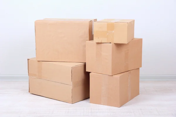 Cajas de cartón diferentes en la habitación — Foto de Stock