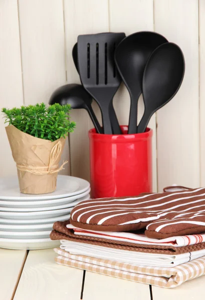 Tahta masa üzerinde başka kap, potholders, havlu ve: mutfak ayarları — Stok fotoğraf