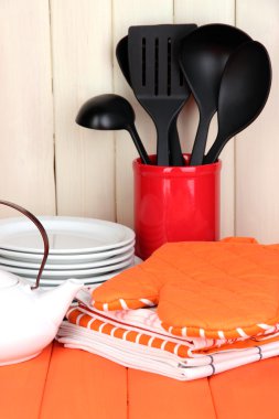 tahta masa üzerinde başka kap, potholders, havlu ve: mutfak ayarları